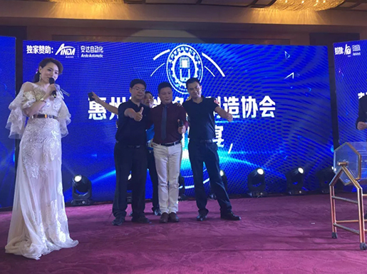 尊龙凯时展示流体应用智造新方式｜手机自动化展报道